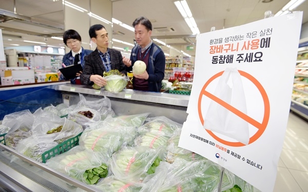 1일부터 슈퍼마켓·대형마트·백화점 등에서 생선이나 고기, 두부 등 액체가 새어나올 수 있는 제품 이외에는 비닐봉투 사용이 전면 금지됐습니다. ⓒ 뉴시스