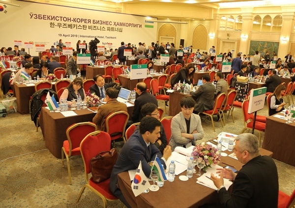 19일(현지시각) 우즈베키스탄 타슈켄트에서 열린 ‘한-우즈베키스탄 비즈니스 파트너십’ 행사에서 참가 국내기업과 현지 바이어가 일대일 비즈니스 상담을 하고 있다. ⓒ 코트라