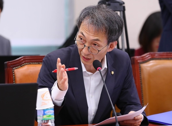 더불어민주당 이훈 의원이 19일 제21대 총선 불출마를 선언했다. ⓒ뉴시스