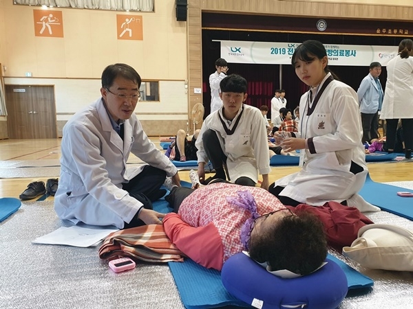 한국국토정보공사 휴일 한방 의료봉사 활동 모습 ⓒ 한국국토정보공사