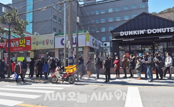 3월14일,  김해시 삼정동의 약국앞에서 마스크를 사기 위해 시민들이 줄을 서서 기다리고 있다. [사진=김용주 기자 ]