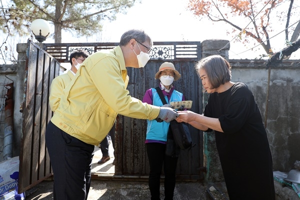 한국수자원공사는 18일 경북 예천군 예천읍 일원에서 코로나19 극복에 동참하기 위해 마스크 나눔 봉사활동을 벌였다고 밝혔다. ⓒ 한국수자원공사