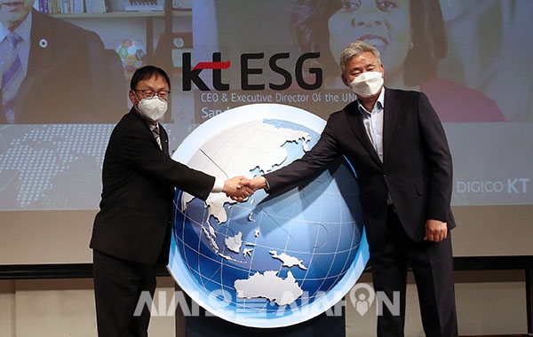 구현모 KT대표이사와 최장복 노동조합위원장이 15일 오전 서울 광화문 KT 스퀘어에서 열린 ‘KT 노사공동 ESG 경영’을 선언하며 악수를 하고 있다.