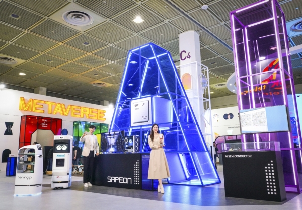 SK텔레콤은 오는 23일까지 서울 코엑스에서 열리는 국내 최대 ICT 전시회 ‘월드 IT쇼 2021(WIS 2021)’를 통해 AI(인공지능)와 메타버스 기술을 선보인다고 21일 밝혔다. ⓒSK텔레콤