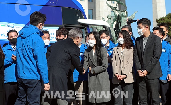 이재명 더불어민주당 대선 후보가 12일 오전 서울 여의도 국회에서 매타버스(매주 타는 민생버스) 출발 국민보고회에서 청년들과 인사를 나누고 있다.