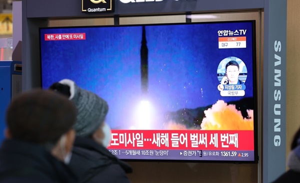 서울역 대합실에서 북한의 단거리 탄도미사일 추정 발사체 관련 뉴스를 시청하고 있는 시민들의 모습.ⓒ연합뉴스