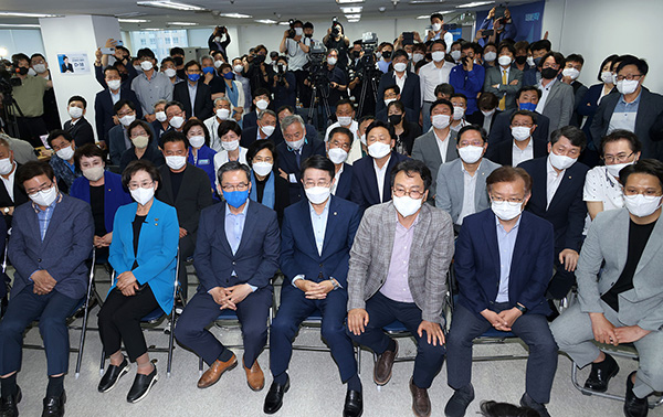출구조사 결과가 발표되자 민주당 김동현 후보 상황실은 침묵에 휩싸였다. ⓒ시사오늘 권희정 기자