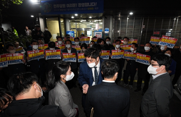 더불어민주당 의원과 당직자들이 19일 서울 여의도 중앙당사 앞에서 민주연구원 압수수색에 나선 검찰 관계자들과 대치하고 있다.ⓒ연합뉴스