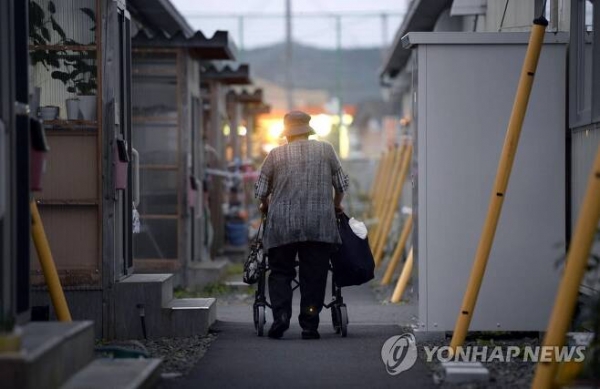 일본 주택가의 한 노인. ⓒ연합뉴스