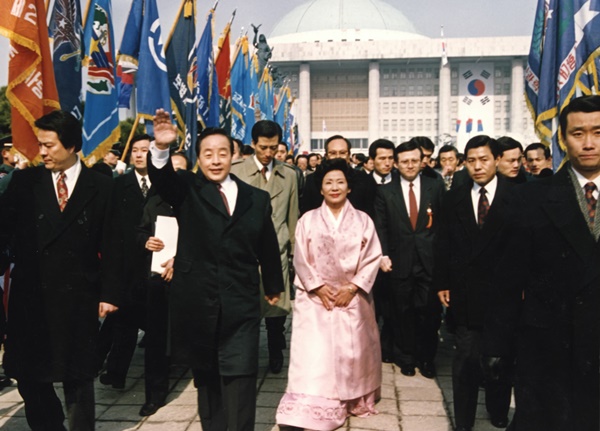 국회에서 열린 14대 대통령 취임식에서 김영삼 대통령이 손명순 여사와 함께 지지자들에 둘러싸여 행진하고 있다.ⓒ연합뉴스