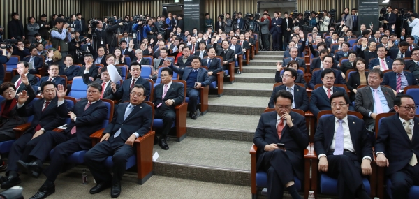 새누리당 의원들은 2016년 12월 9일 국회에서 의원총회를 열고 탄핵 표결을 둘러싼 회의에 임하고 있다.ⓒ연합뉴스
