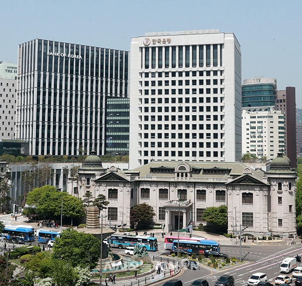 한국은행이 4월 27일 오전 서울 중구에 6년만에 준공된 한국은행 신축 통합별관 외부를 공개하고 있다. ⓒ사진공동취재단
