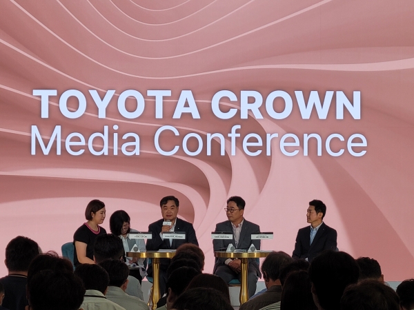 콘야마 마나부 한국토요타자동차 사장(가운데)이 기자들의 질문에 답하는 모습. 시사오늘 장대한 기자