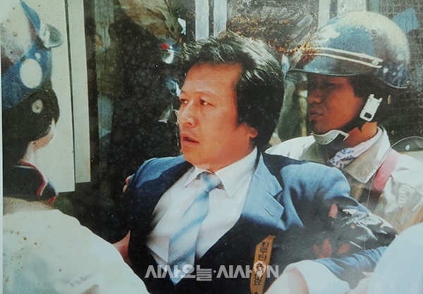 김철배 민추협 상임운영위원이 전두환 정권을 규탄하다 경찰에 연행되고 있다.ⓒ사진제공:김철배
