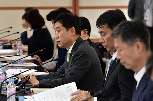 김주현 금융위원장이 17일 오후 서울 세종로 정부서울청사에서 열린 제8차 금융규제혁신회의에서 발언을 하고 있다.