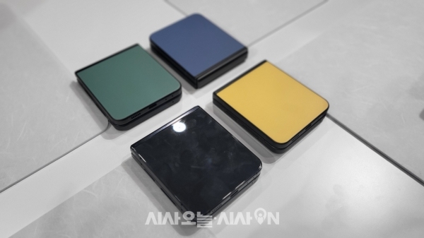 ‘삼성닷컴’ 및 ‘삼성 강남’에서 판매하는 갤럭시 Z 플립5의 한정 색상 4종. ⓒ 시사오늘 편슬기