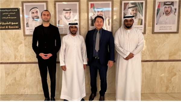 지난 7월 20일 UAE 두바이에서 열린 업무협약식에서 에이트원 브루스정 의장(왼쪽 세 번째)과 UAE 로얄오피스 관계자들이 기념촬영을 하고 있다. ⓒ 사진=에이트원