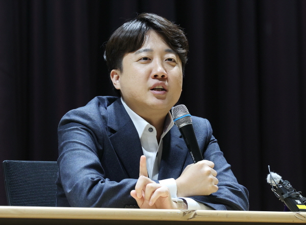 이준석 국민의힘 전 대표가 22일 오후 서울 성북구 고려대 4.18기념관에서 강연하고 있다.ⓒ연합뉴스