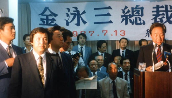 김영삼 신민당 총재 기자회견이 진행되는 가운데 왼쪽으로 이성춘의 모습이 보이고 있다.ⓒ사진제공 : 민추협