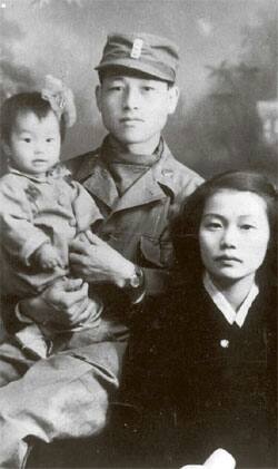 신혼 시절의 김종필 전 총리와 박영옥 여사. 김 전 총리가 딸 에리씨를 안고 있다.ⓒ사진제공 : 전영기