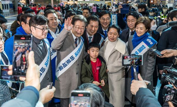 이재명 당 대표를 비롯한 더불어민주당 의원들이 8일 서울 용산역에서 귀성인사를 하고 있다. ⓒ뉴시스