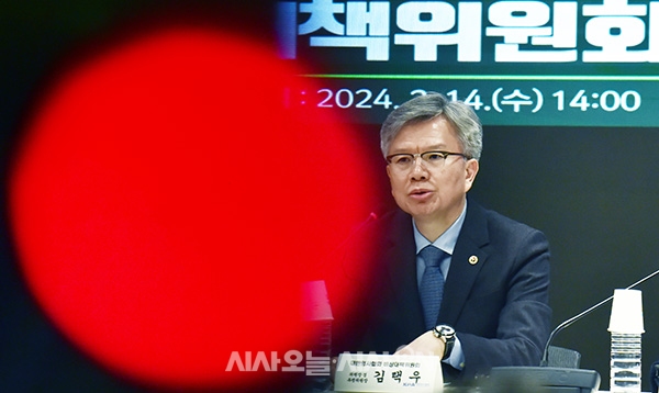 김택우(왼쪽 세번째) 대한의사협회 비상대책위원장이 14일 오후 서울 용산구 대한의사협회에서 정부의 의대정원 증원 저지를 위한 기자회견을 하고 있다.