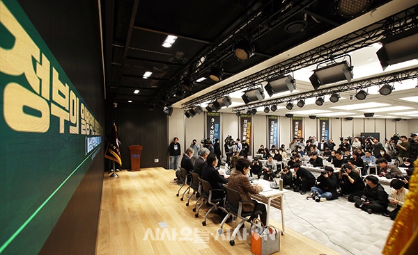 김택우(왼쪽 세번째) 대한의사협회 비상대책위원장이 14일 오후 서울 용산구 대한의사협회에서 정부의 의대정원 증원 저지를 위한 기자회견을 하고 있다.