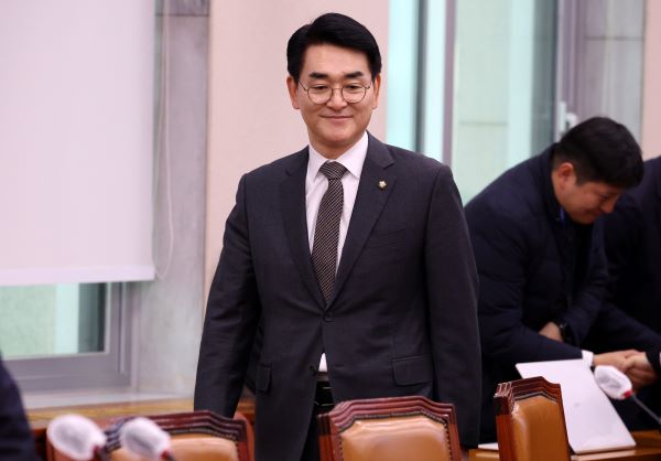 더불어민주당 박용진 의원이 20일 오전 서울 여의도 국회에서 열린 법제사법위원회 전체회의에 참석하고 있다. ⓒ뉴시스
