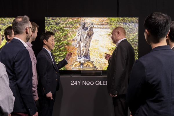 20일 독일 프랑크푸르트 '2024 유럽 테크세미나'에서 참석자들이 삼성전자의 2024년형 Neo QLED 8K 신제품을 살펴보고 있다