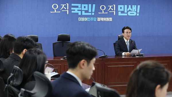 더불어민주당 총선 상황실장인 김민석 의원이 25일 기자간담회 자리에서 국민의힘의 공천 시스템에 대해 비판하고 있다.ⓒ연합뉴스