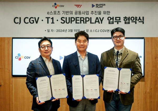 CJ CGV ‧ T1 ‧ 슈퍼플레이 업무협약식 사진 (왼쪽부터) 슈퍼플레이 이관우 대표, CJ CGV 허민회 대표, T1 안웅기 COO