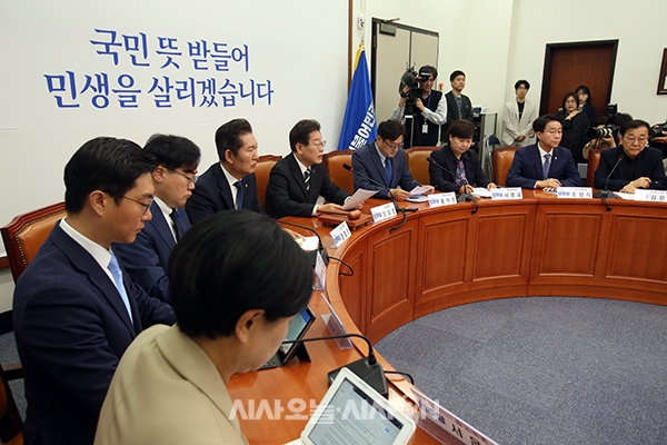 이재명 더불어민주당 대표가 17일 오전 서울 여의도 국회에서 열린 최고위원회의에 참석해 발언을 하고 있다.