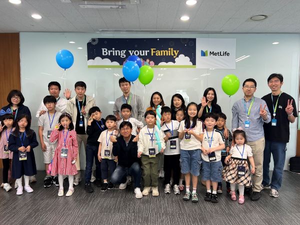 지난 10일 메트라이프생명 본사에서 진행된 ‘Bring Your Family’에 참가한 임직원과 가족이 기념사진을 촬영하고 있다. ⓒ메트라이프생명