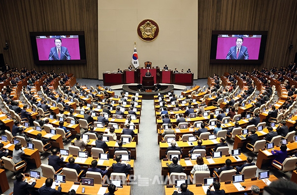 윤석열 대통령이 31일 오전 서울 여의도 국회 본회의장에서 2024년도 예산안 및 기금윤용계획안 시정연설을 하고 있다.<br>