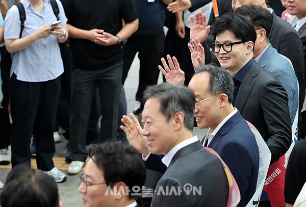 한동훈 국민의힘 대표 추경호 원내대표 등 지도부들이 13일 오전 서울 용산구 서울역에서 손을 흔들며 추석 귀성 인사를 하고 있다.