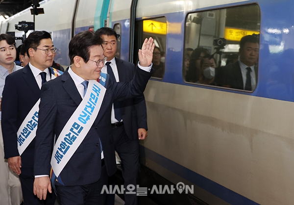 이재명 더불어민주당 대표 등 지도부가 13일 오전 서울 용산구 용산역에서 추석 귀성인사를 하고 있다.<br>