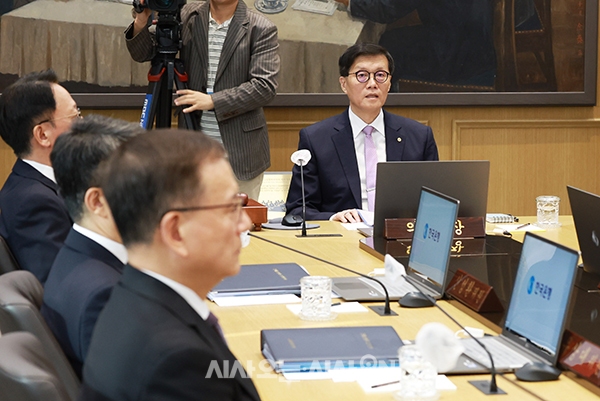 이창용 한국은행 총재가 11일 서울 중구 한국은행에서 열린 금융통화위원회 통화정책방향 결정회의를 주재하고 있다.