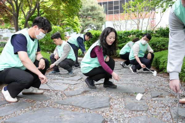 교보생명 임직원과 가족들이 역사·문화 플로깅 봉사활동 ‘꽃보다 플로깅’에 참여했다. ⓒ교보생명