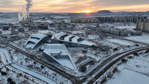 지난해 12월 18일 오전 충남 홍성군 홍북읍 내포신도시에 위치한 용봉산을 배경으로 한 설경. ⓒ뉴시스