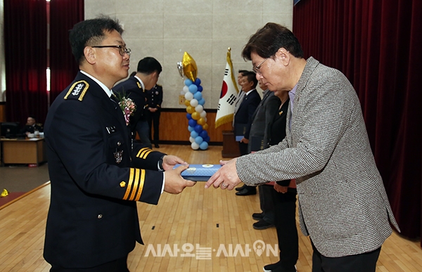 21일 서울 성북구 성북경찰서에서 열린 제79주년 경찰의날 기념식에서 양동혁 서울 성북경찰서장이 길음지구대 생활안전협의회 신승근 부위원장에게 서울시경찰청장 감사장을 수여하고 있다.