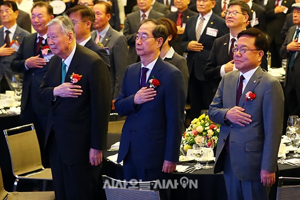 한덕수 국무총리 이중근 부영그룹 회장 등 참석자들이 21일 서울 중구 대한상공회의소에서 열린 제19대 대한노인회장 취임식에서 국민의례를 하고 있다.