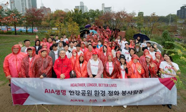 AIA생명과 AIA프리미어파트너스의 임직원 및 설계사들이 22일 뚝섬 한강공원 일대에서 환경정화 활동을 진행했다. ⓒAIA생명