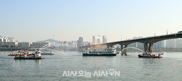 24일 오전 서울 여의도 원효대교 남단 한강 수상에서 열린 한강수난사고 민관합동 대응훈련에서 미래한강본부 119수난구조대 한강경찰대 등이 화재진압을 하고 있다.