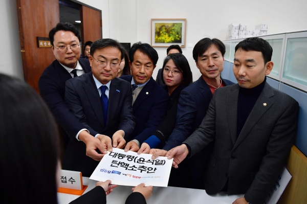 4일 서울 여의도 국회에서 개혁신당 천하람 원내대표, 조국혁신당 신장식 의원, 진보당 윤종오 원내대표, 기본소득당 용혜인 대표, 사회민주당 한창민 대표, 더불어민주당 김용민 의원이 야6당이 공동발의한 윤석열 대통령 탄핵소추안을 제출하고 있다. ⓒ연합뉴스