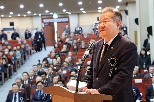 故 거산 김영삼(YS) 전 대통령 서거 9주기 추모식이 22일 오전 서울 동작구 국립현충원 현충관에서 거행되고 있다. 사진은 이상민 행정안전부 장관이 추모사를 전하고 있다.ⓒ사진제공=김영삼민주센터, 민추협