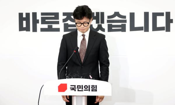 한동훈 국민의힘 대표가 16일 오전 서울 여의도 국회에서 사퇴기자회견에서 발언을 하던 중 굳은 표정을 짓고 있다. ⓒ뉴시스