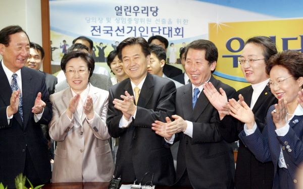 열린우리당 정동영의장을 비롯한 선대위 지도부가 2004년 4월 16일 오전 당사에서 열린 선대위 상임중앙위원회의에서 총선 승리를 자축하며 박수를 치고 있다. ⓒ연합뉴스