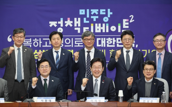 더불어민주당에서 개최한 상법 개정 토론회에 참석자들이 기념사진을 촬영하고 있다.