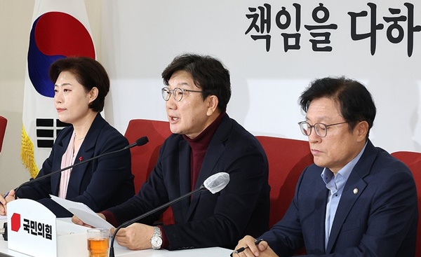 권성동 국민의힘 당대표 권한대행 겸 원내대표가 22일 국회에서 기자간담회를 하고 있다.ⓒ연합뉴스