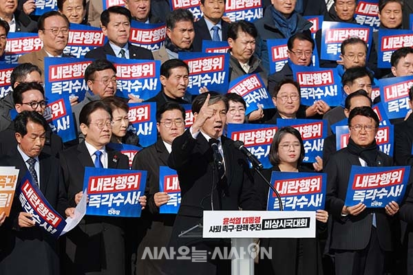 조국 조국혁신당 대표가 4일 오후 서울 여의도 국회 본청 앞 계단에서 열린 ‘윤석열 대통령 사퇴촉구 탄핵추진 비상시국대회’에서 규탄사를 하고 있다.<br>